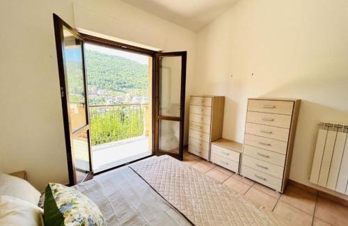 Fiuggi Apartment | Accogliente Appartamento con Balcone Panoramico Fino a 3 Persone, Vicino al Centro Storico