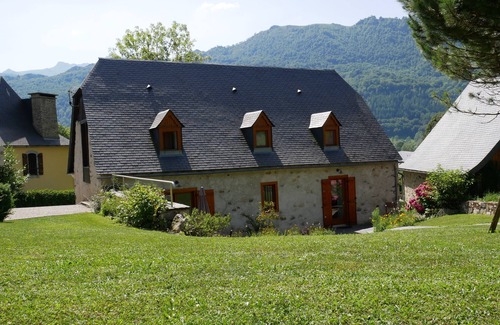 Aucun Cottage | Accommodation in authentic barn in the heart of the valley dAzun, mountain views