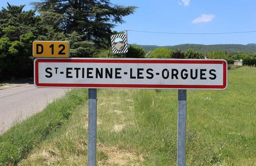 Saint-Etienne-les-Orgues Apartment | Accueil Chaleureux en Provence