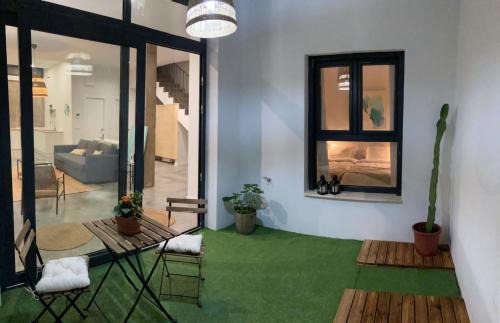Tiro de Linea-Santa Genoveva Apartment | Acogedor apartamento en semisótano con patio y cerca de la Plaza de España