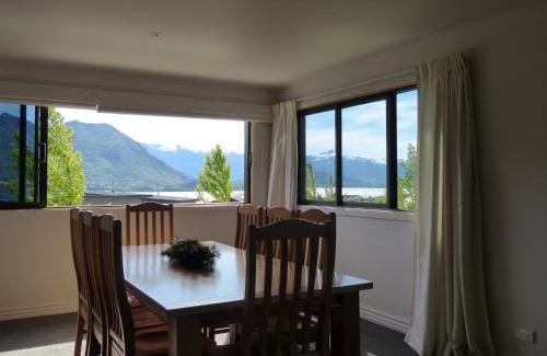 Wanaka House | acomo at Clutha - stunning views, pool & gym access