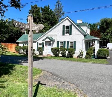 Washington House | Across the Inn Entire 3 bedr House with tub & extremely fast Wi-Fi