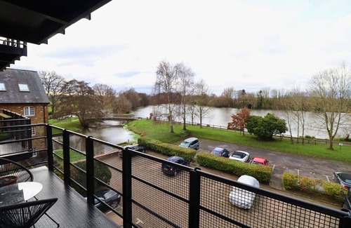 Runnymede Apartment | Addlestone Contemporary Stunning Two Bedroom Apartment
