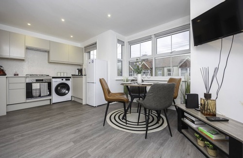 Hove Apartment | Adelles seaside retreat for holiday, contractors