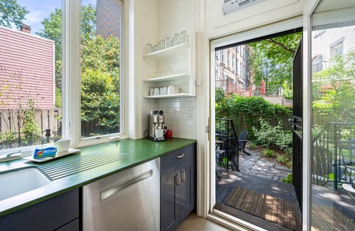 Clinton Hill Apartment | Adelphi Manor | 5BR Ft Greene w/Patio & Porch