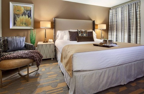 Las Vegas Resort | Adjacent to the Sphere- Just Off the Las Vegas Strip-Desert Club Resort- 2 Bd.