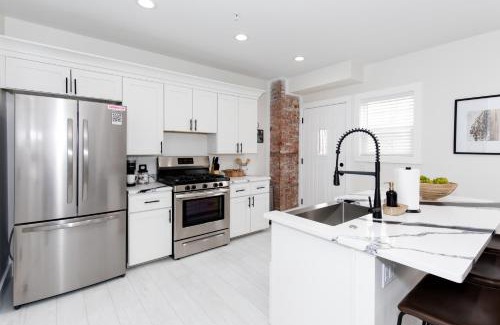 Sandusky House | Adjoining Condominium Units Sleeps 12 in Downtown Sandusky!