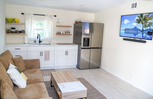 Poiciana Park II Apartment | Adorable 1 bedroom guest house in downtown WPB