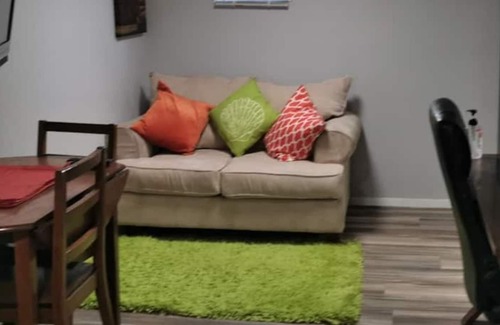 Crescent Heights House | Adorable 2-Bedroom Suite, Free Parking, 5mins to downtown, 20mins to Airport.