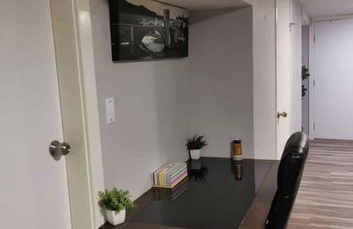 Crescent Heights House | Adorable 2-Bedroom Suite, Free Parking, 5mins to downtown, 20mins to Airport.