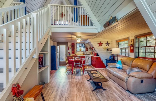 Bushnell Cabin | Adorable A-Frame with riverfront yard, fishing pier, & firepit