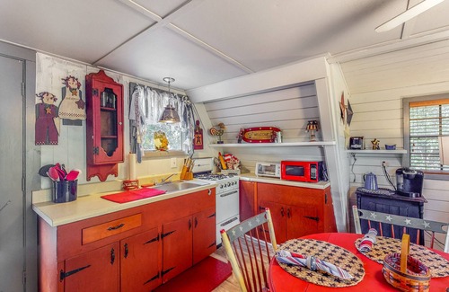 Bushnell Cabin | Adorable A-Frame with riverfront yard, fishing pier, & firepit