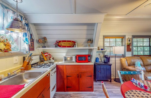 Bushnell Cabin | Adorable A-Frame with riverfront yard, fishing pier, & firepit