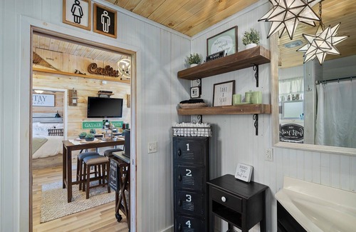 Warren Cabin | Adorable Cabin. Cozy & comfy. Coffee bar, firepit, horseshoes, hammock, grill