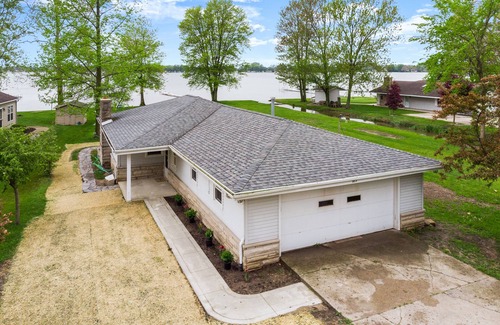 Warsaw House | Adorable Chapman Lake Front Home