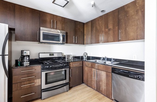 Palms Apartment | Adorable Culver City 1BR w/W/D, Gym, Pool, Walk to Shops, by Blueground