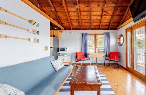 Hopatcong House | Adorable Lakefront 1 bd guest house