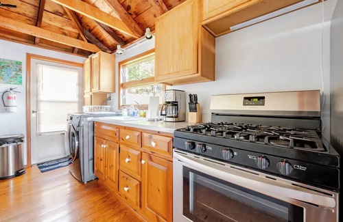 Hopatcong House | Adorable Lakefront 1 bd guest house