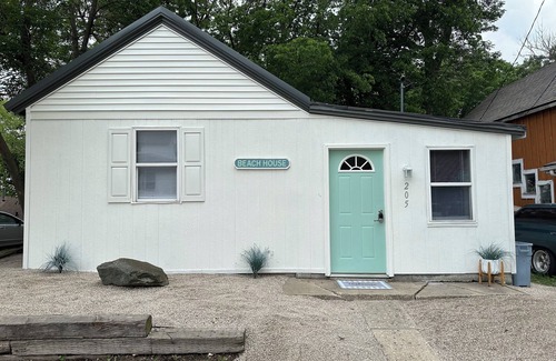 Clear Lake Cottage | Adorable little beach house by the Surf Ballroom!