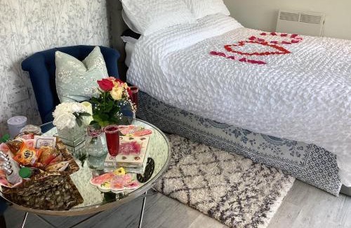 Amlwch Apartment | Adorable private couples retreat with hot tub