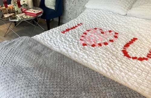 Amlwch Apartment | Adorable private couples retreat with hot tub