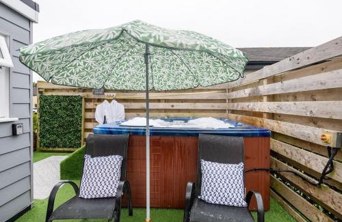 Amlwch Apartment | Adorable private couples retreat with hot tub