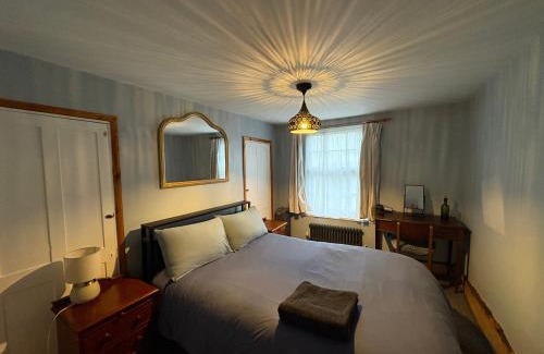 Heathfield House | Adorable quirky country cottage