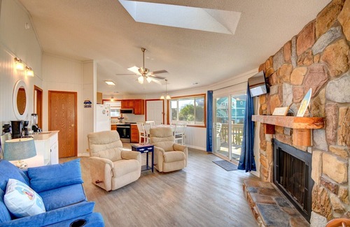 Topsail Beach House | Adorable Renovated Beach Cottage - Steps to the Beach Access!