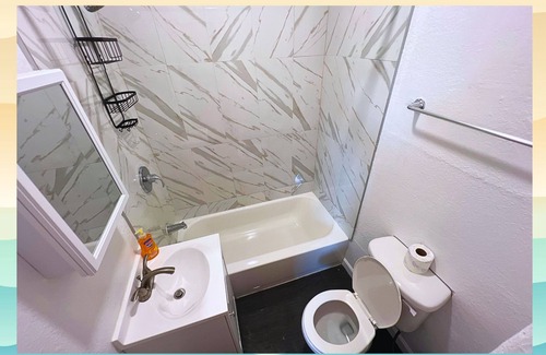 Westlake Apartment | Adorable Rustic Queen Studio!