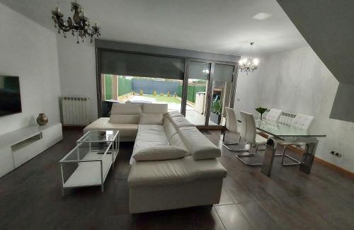 Ciruena Villa | Adosado en Cirueña con Chimenea y barbacoa