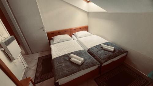 Crveni Vrh Apartment | Adriatic Apartment in Skiper Resort