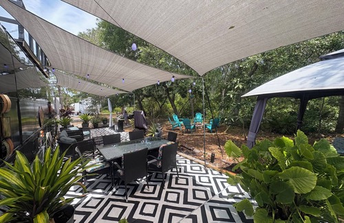 Clermont Villa | Adventure Awaits in This Pet Friendly Tour Bus Conversion!