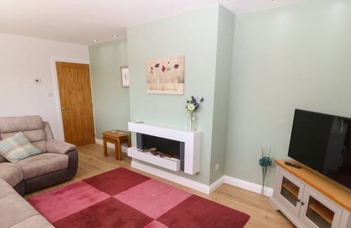 Llanfechell Cottage | ADWY'R DDÔL, family friendly, with hot tub in Llanfechell