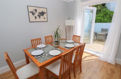 Cynonville House | Afan House