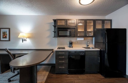 Park Central Hotel | Affordability Meets Comfort! FREE Parking Onsite, Pets Allowed