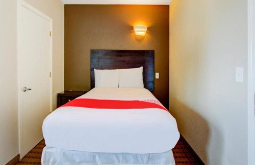 Dilley House | Affordability Meets Comfort! Near Gosch Athletic Field! Free Breakfast!