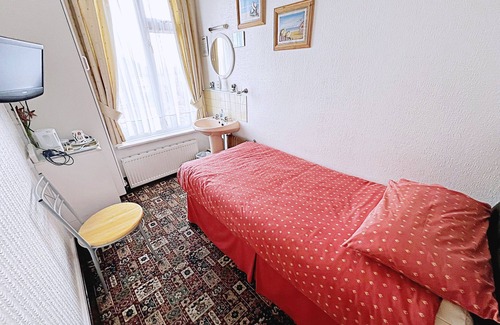 Cleethorpes Hotel | Affordable & Comfortable Guest House Room 4