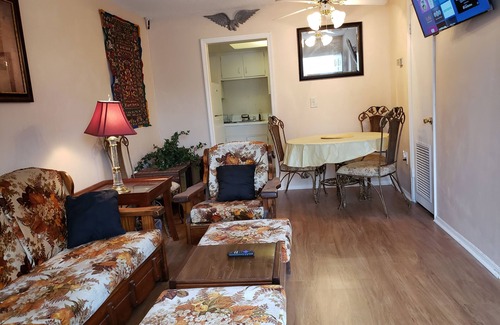 Maitland Condo | Affordable Convenient Pet-friendly family space