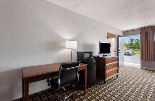 Greeneville Hotel | Affordable King Room with Free Parking Near Tweetsie Trail Hikes