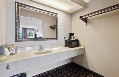 Greeneville Hotel | Affordable King Room with Free Parking Near Tweetsie Trail Hikes