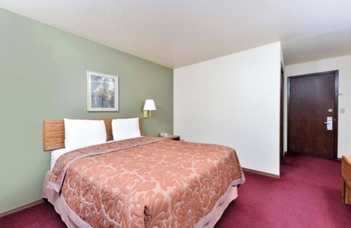 Staples Hotel | Affordable Room w/Private Bathroom & Complimentary Breakfast – Pet Friendly