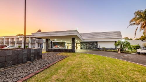 Newcastle Hotel | African Sky Newcastle Inn