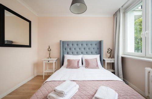 Saska Kepa Apartment | Afrykańska Deluxe Apartment by BookingHost