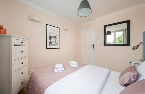 Saska Kepa Apartment | Afrykańska Deluxe Apartment by BookingHost