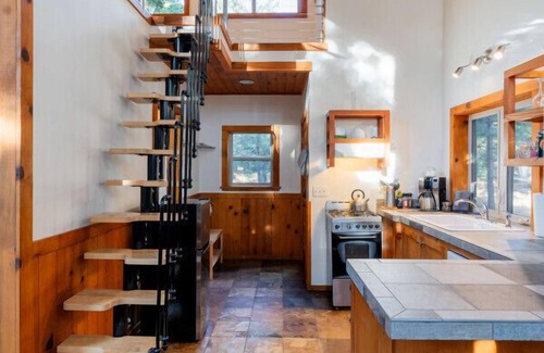 Ashland Cabin | Agate Flats Cabin w/Jacuzzi and Wood Stove at Green Springs Inn