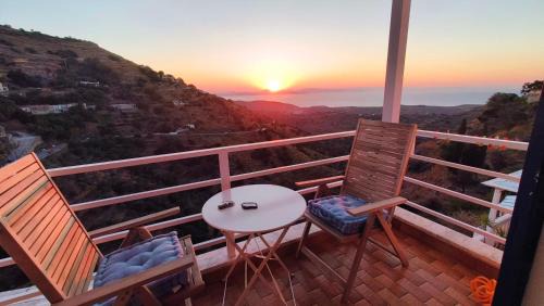 Ioulida Apartment | Aggelos & Melina Studios - Enjoy sunset from Aggelos!
