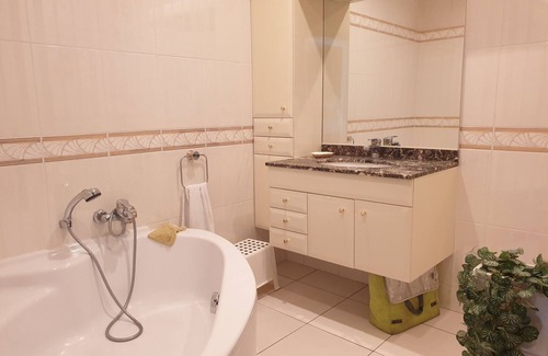 Thuir House | Agréable Maison de Ville Avec Possibilité de Parking