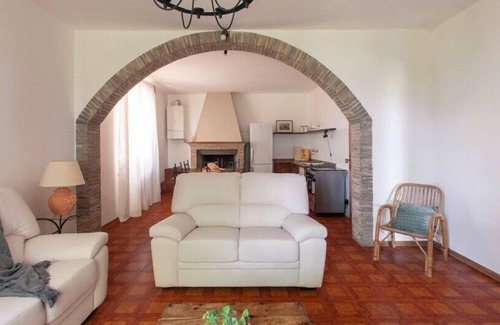 Montelovesco House | Agriturismo Il Poggio, two houses sharing a pool