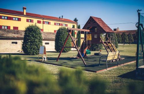 San Lorenzo in Campo Apartment | Agriturismo Miralbello