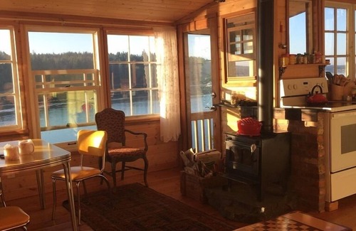 Grapeview Cabin | Ahab’s only available with, Captains Cabin it rents for 195, Captains’ 325.